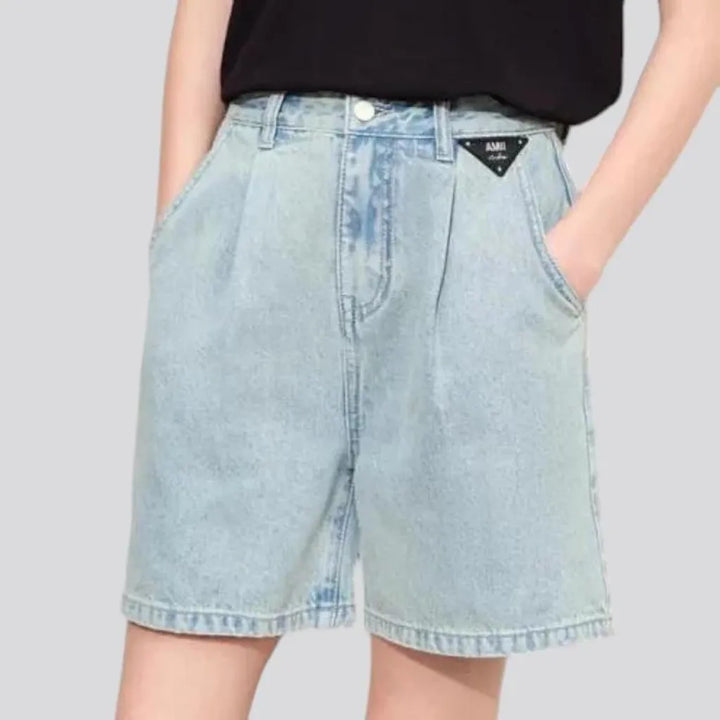 Pleated waistline light wash women's denim shorts